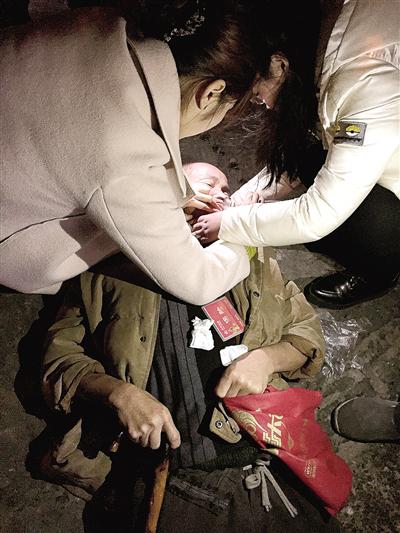 　　夜市摊边，一老人突然晕倒，两名女孩救醒老人，移交给赶到的120急救人员后，悄然离去。
