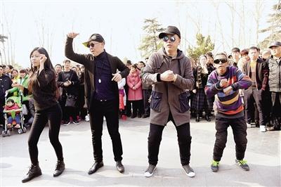 大家一起舞起來。