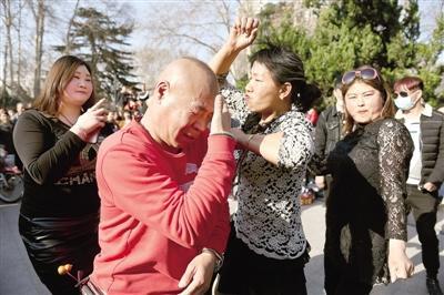 看看這表情，難受還是享受？