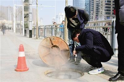 郑州窨井盖5分钟烫熟鸡蛋 暂时排除热力管道泄