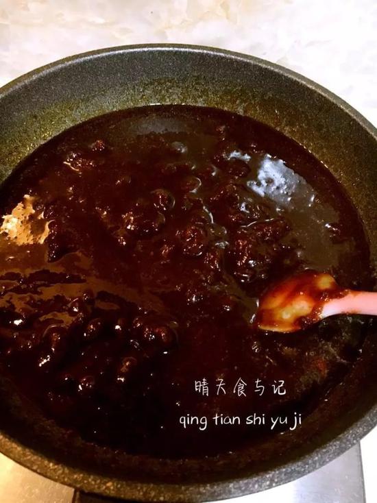 8.再倒入高压锅中煮枣时剩下的水。