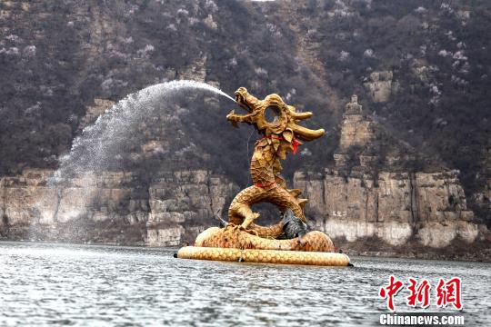 黄河“神龙出水”雕塑落成。