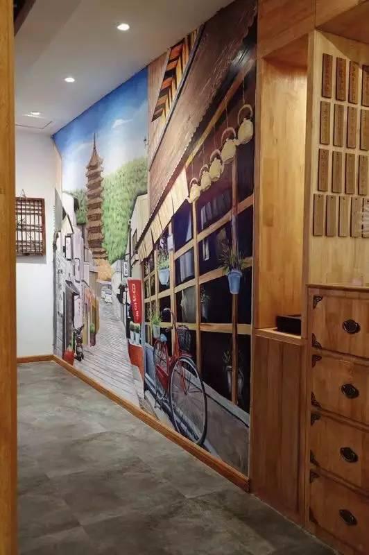 在店里的榻榻米上稍作歇息, 点一杯冬瓜茶,翻几页杂志,和古早先生随意聊上几句,简直不能更惬意。