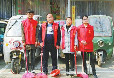 一家四口人，都是志愿者，一有空就走上街头扫地捡垃圾。
