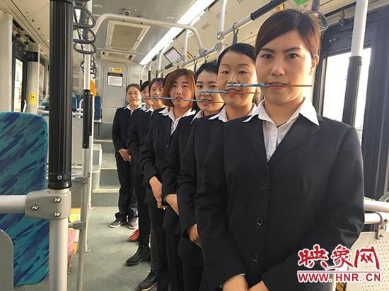 郑州公交车长咬筷子练笑功 喜迎八方来客