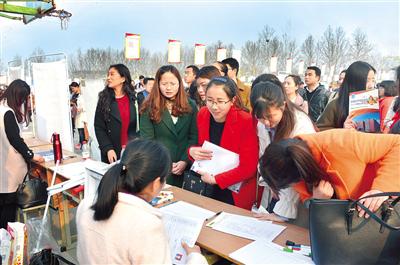 师范生招聘会成娘子军专场 男生为啥不愿当老