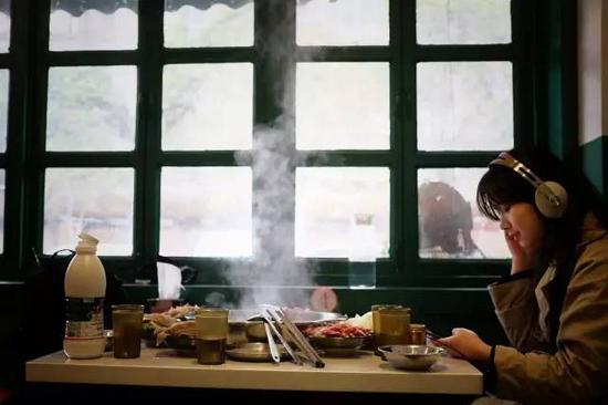 即使吃饱喝足之后,