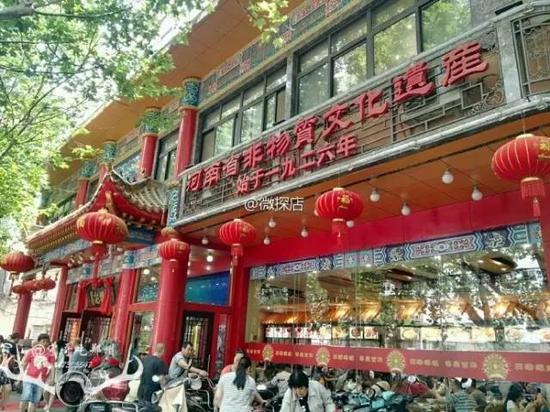 在郑州无人不知无人不晓的老三记之一，“京都老号”葛记坛子肉焖饼馆独家经营的一种汉族特色小吃。老字号值得信任！