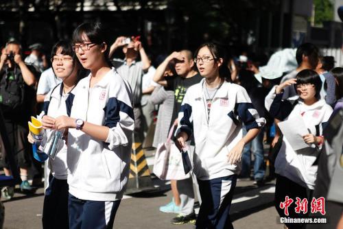 资料图:2015年6月7日,全国942万考生将赶赴高考考场。图为北京四中高考考点。中新网记者 翟璐 摄