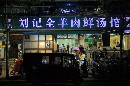 环境：刘记是一家清真老店，悬挂了很多伊斯兰文，店内环境明亮而整洁。