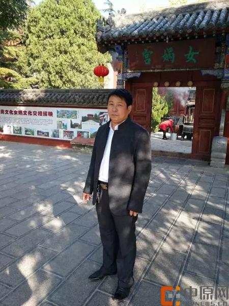 曾在“鐵軍部隊(duì)”從事新聞報(bào)道并任“鐵師”報(bào)道組組長