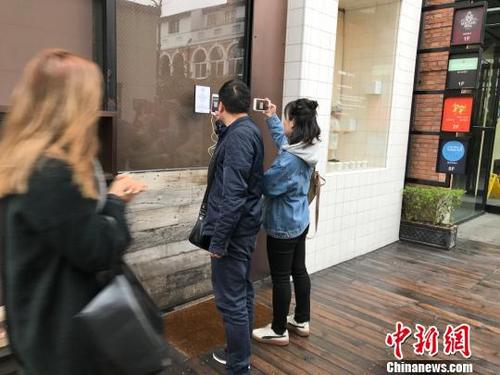 不少市民来到Farine武康路店了解情况。 王子涛 摄