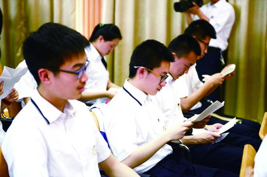 京源学校学生含泪阅读父母的来信。 学校供图
