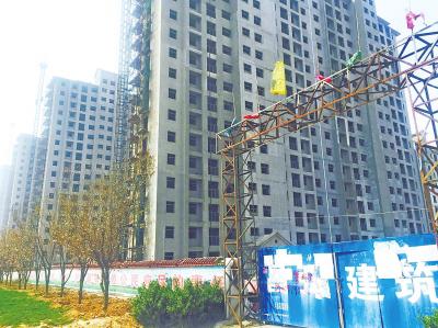 鹤壁楼盘烂尾两年 开发商没钱施工竟让业主交