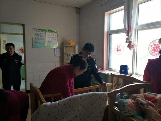 據民警介紹，經過檢查，發現這名女嬰發育正常，但患有兔唇。