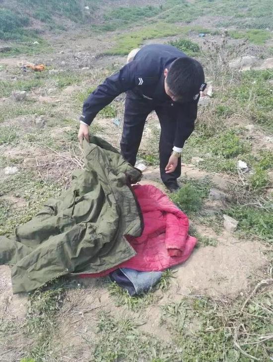 當時橋下比較陰冷，風也比較大。民警王江濤趕緊讓該嬰兒抱到暖和的地方，脫下自己的衣服給嬰兒取暖。