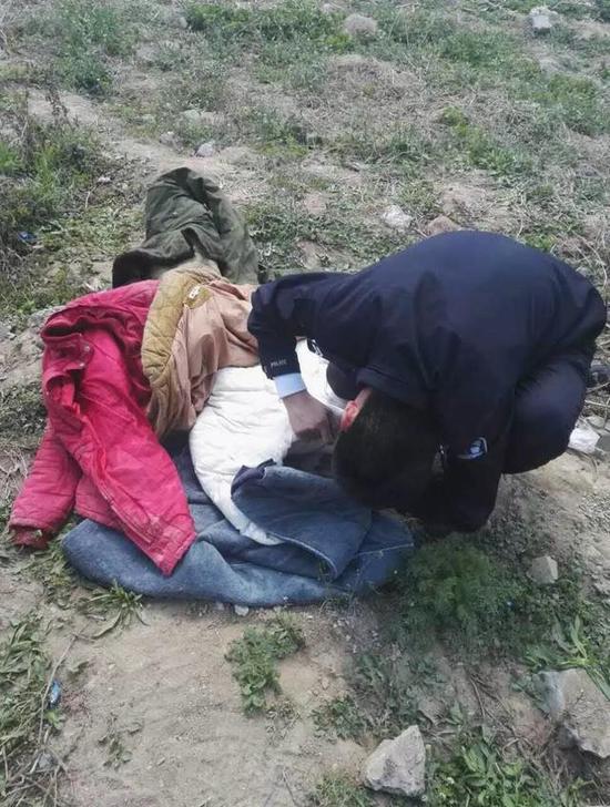 立即和派出所值班民警呂曉軍，民警楊海濤取得聯系后派出所民警立即前去，民警王江濤親自抱著該嬰兒將其接回派出所。