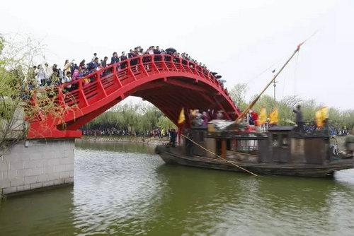 泛舟汴河，聆听春雨滴滴答答的打在汴河中，那声音定是悠扬动听的。