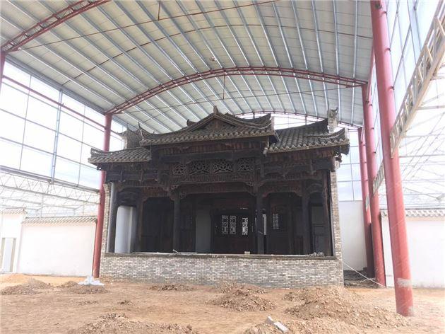 蓋鋼架大棚，保護兩棟古木樓