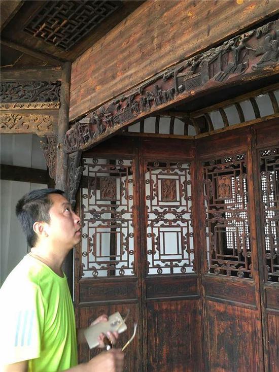 木梁扇門皆雕畫，人物栩栩如生