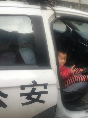 　　孩子坐上警車還不忘擺擺手