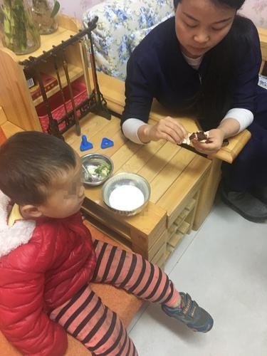 　　幼兒園老師正在喂早點