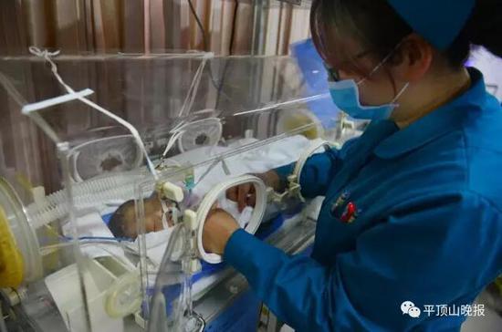 市四院重症监护室内，护士在护理刚刚做完手术的弃婴。 平顶山晚报记者 禹舸 摄