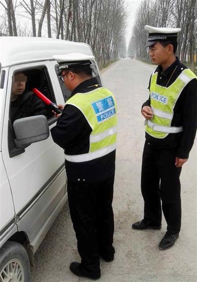 建安区交警大队三中队民警在乡间小路上查酒驾