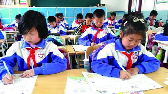 1491550314792903.jpg 麻峪小学要求学生书写《守则》和《规范》。