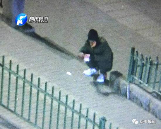 半夜三更男子路边狂数百元大钞 原来钱是偷来的