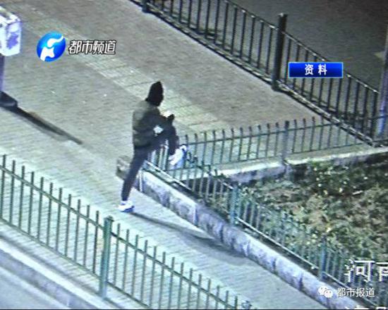 半夜三更男子路边狂数百元大钞 原来钱是偷来的