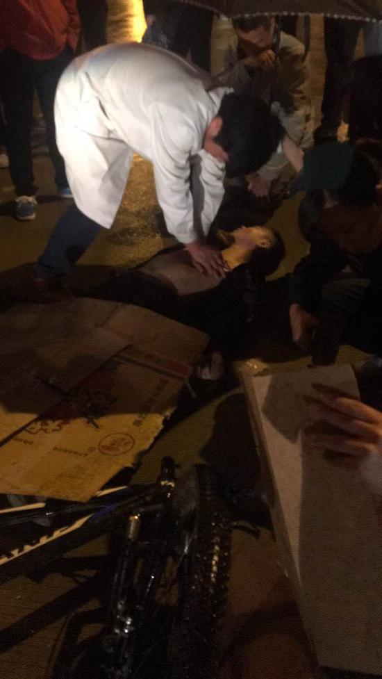 信阳高中学子被轿车撞伤致死 肇事司机弃车逃