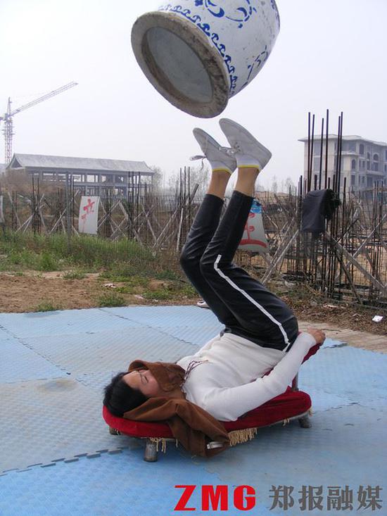 女孩在做顶缸练习