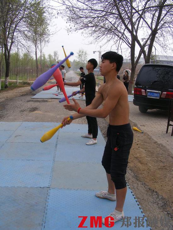 孩子们练习各种各样的杂技节目
