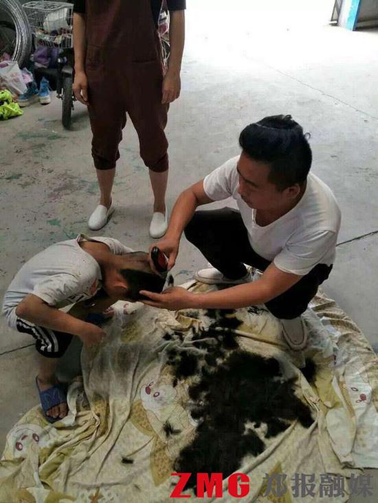 为了节省费用,刘甫在给一个孩子理发