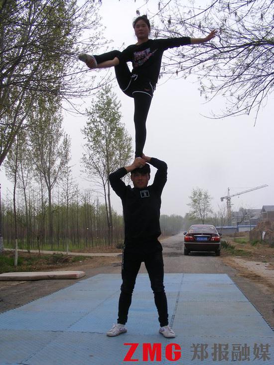 一对聋哑孩子在练习杂技表演