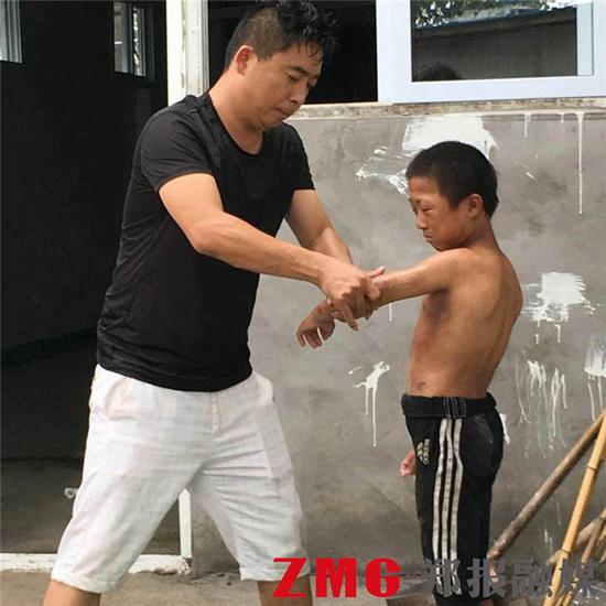 练习过后,刘甫给孩子洗澡。