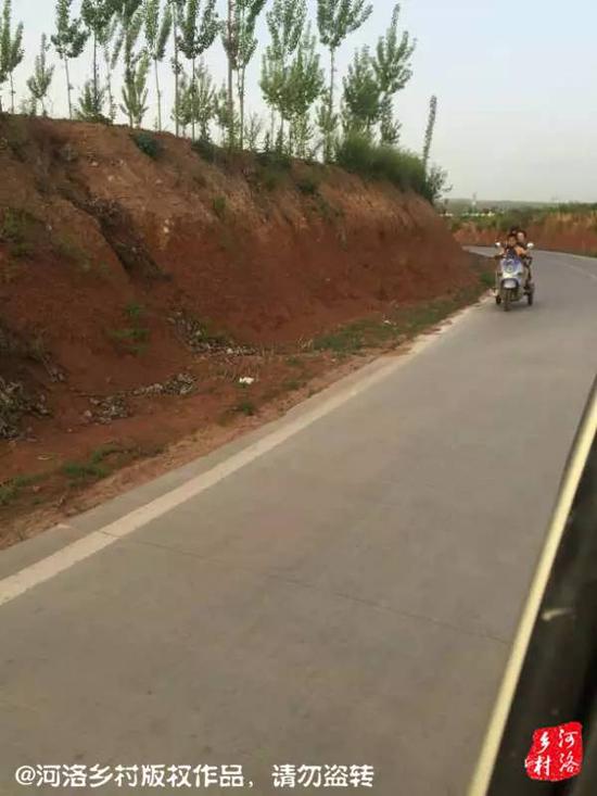 洛阳8岁男童骑车载4人速度赛汽车 最小乘客仅