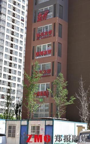 无证餐饮商贩小区附近晒垃圾 酸味扑鼻虫子乱