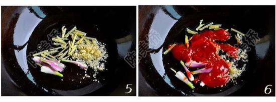 汤都可以喝光的番茄水煮鱼 5、炒锅烧热,放2汤匙油,油温后,小火,放剩下的葱头和姜丝、1/3的大蒜末炒香。