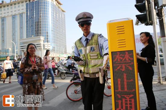 交警介绍黄色的“电子语音提示柱”