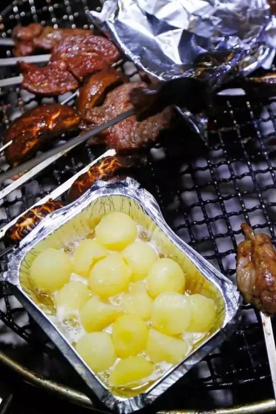 还有青椒、豆腐、玉米等等素菜,这些烧烤必备就不用多说了吧,荤素搭配着吃,健康又营养。