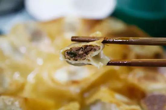 羊肉锅贴,清真店自然是以羊肉为馅儿,伴以香油调揉其中,新鲜出炉的锅贴外焦馅嫩、色泽金黄,咀嚼间鲜美滋味溢满口腔。