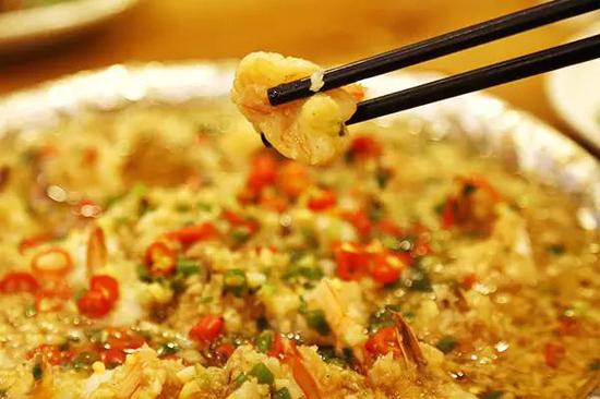 铁板大虾仁,剥壳后的虾仁愈显剔透晶莹,经过铁板烹饪后饱满丰润,咀嚼在唇齿间,清爽利落、口感鲜嫩。