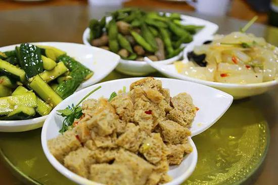 今夜撸串开始,凉菜身先士卒,配上几口啤酒,瞬间开启了撸串之旅~