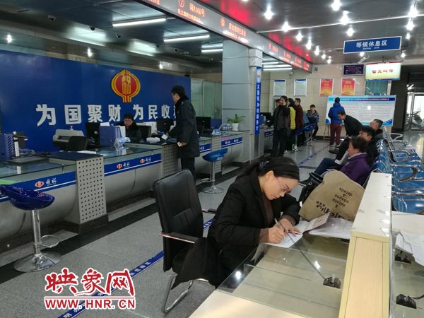 映象网记者暗访济源行政服务中心
