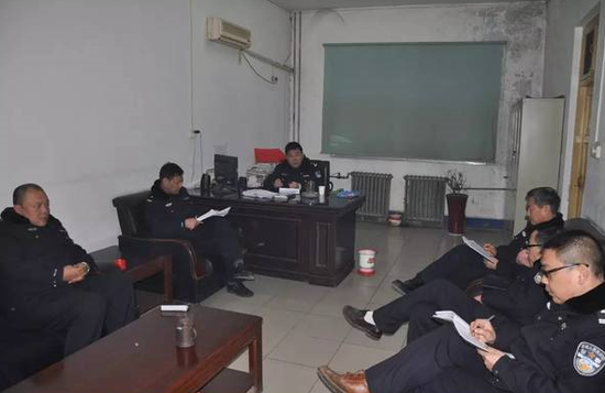 　范新河（左三），孫昊（左一）研究案情