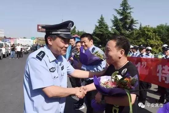 在歡迎儀式上，是明友、吳巍、任振中等領導同志向參戰民警表示祝賀，民警將鮮花獻給風塵仆仆、千里凱旋的參戰人員。