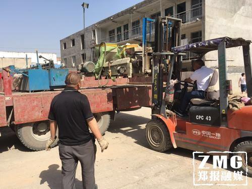 　車間內眾多設備被運出來