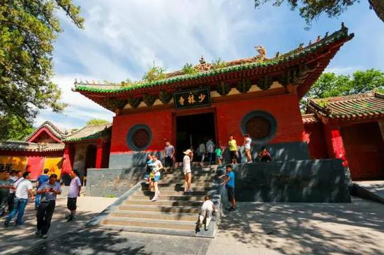 少林寺，中国少林功夫的发源地，在中国几乎是人所皆知。可能少林寺的名声太大，有很多少年儿童慕名来到这里学习武术。